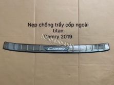 Ốp chống trầy cốp sau ngoài CAMRY 2019 mẫu Titan